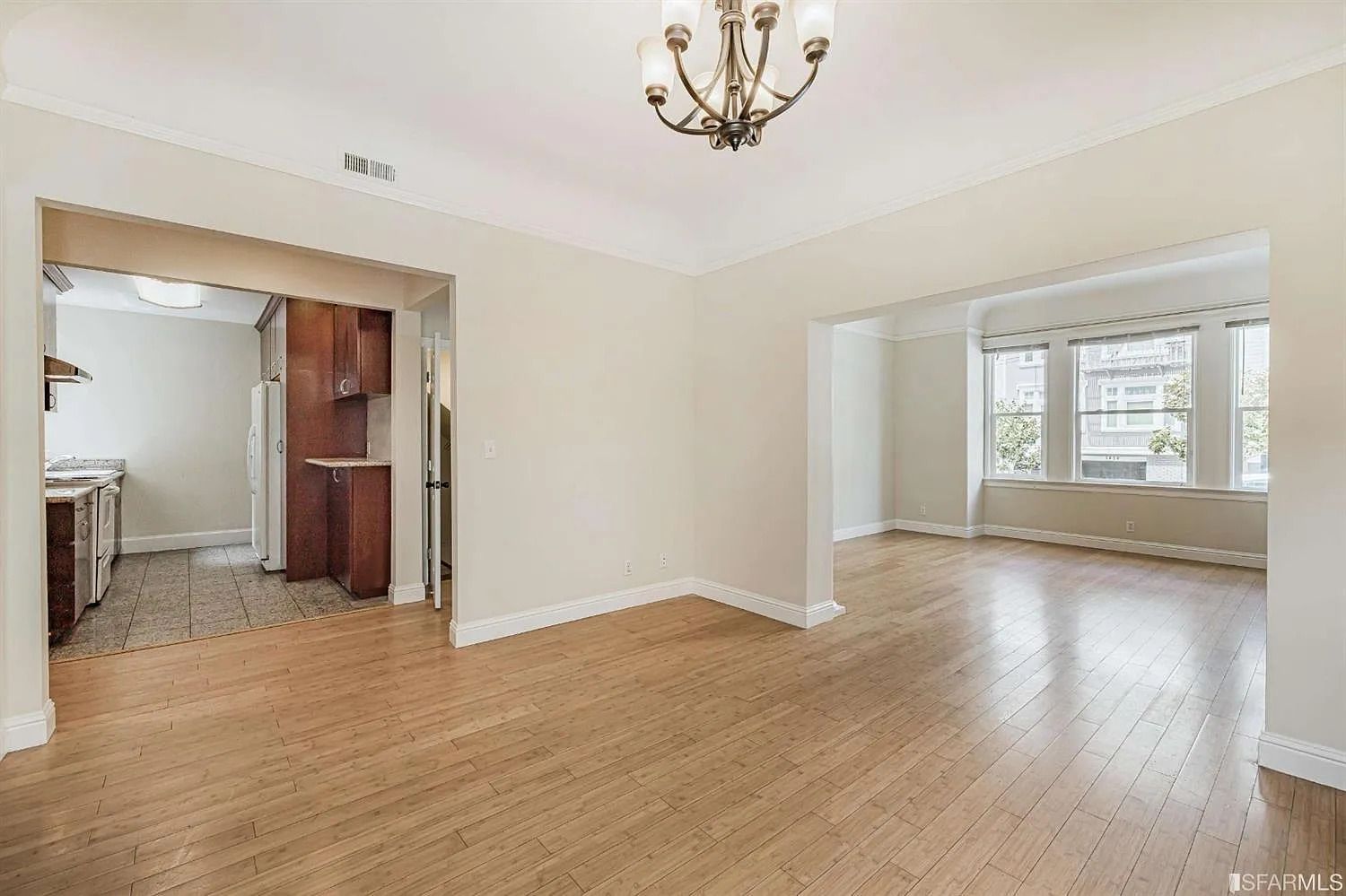 Bright Live/Work Space with Natural Light in Nob Hill