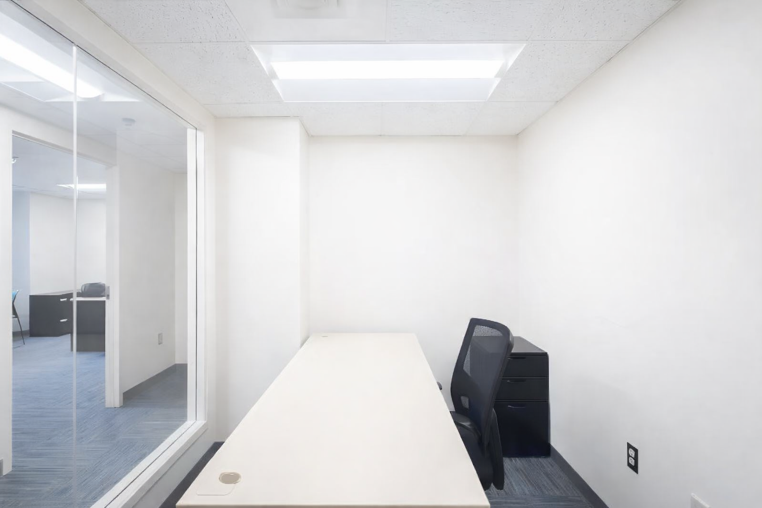 Modern Workspace with Natural Light in Downtown Boston