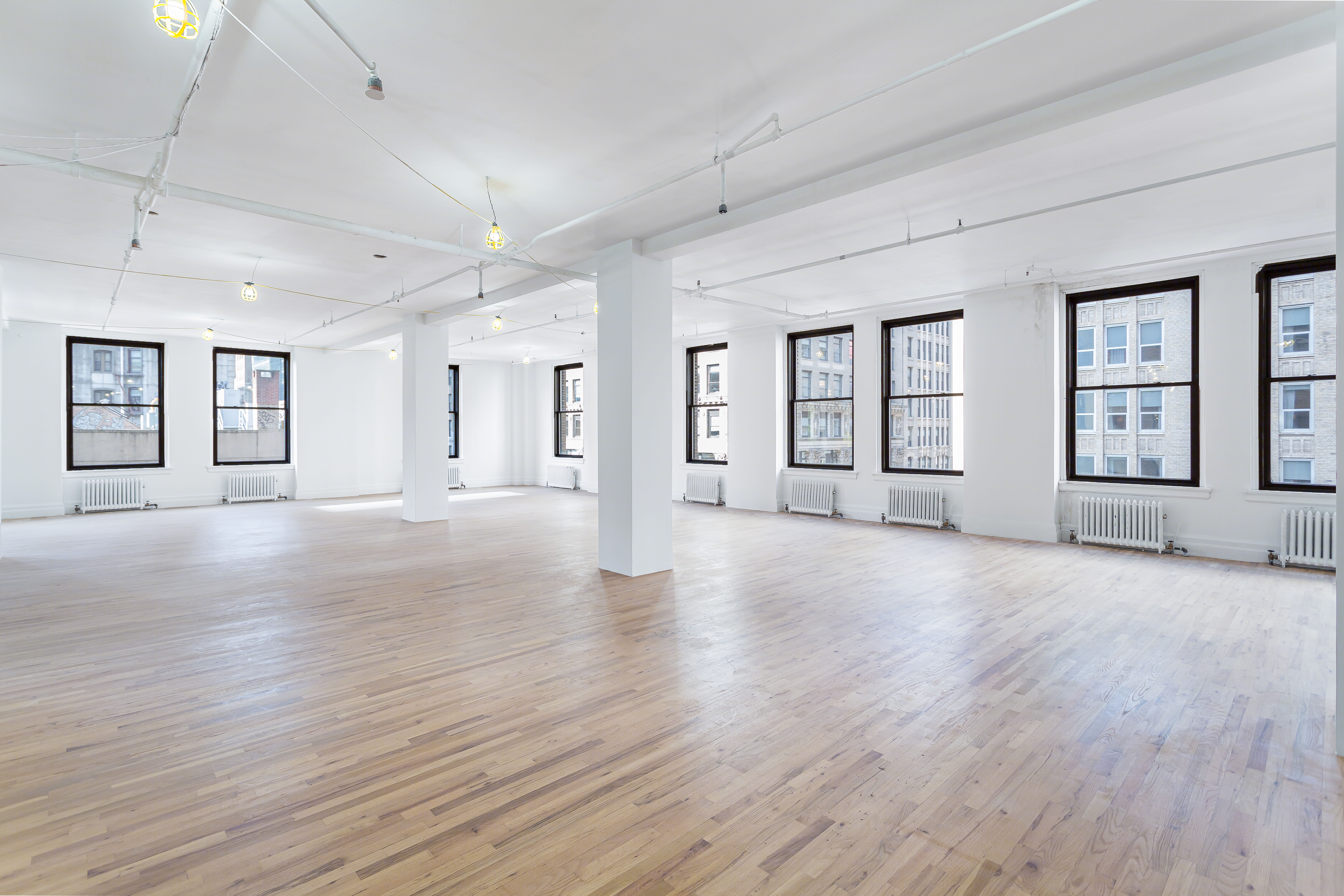 Bright and Customizable Office Space