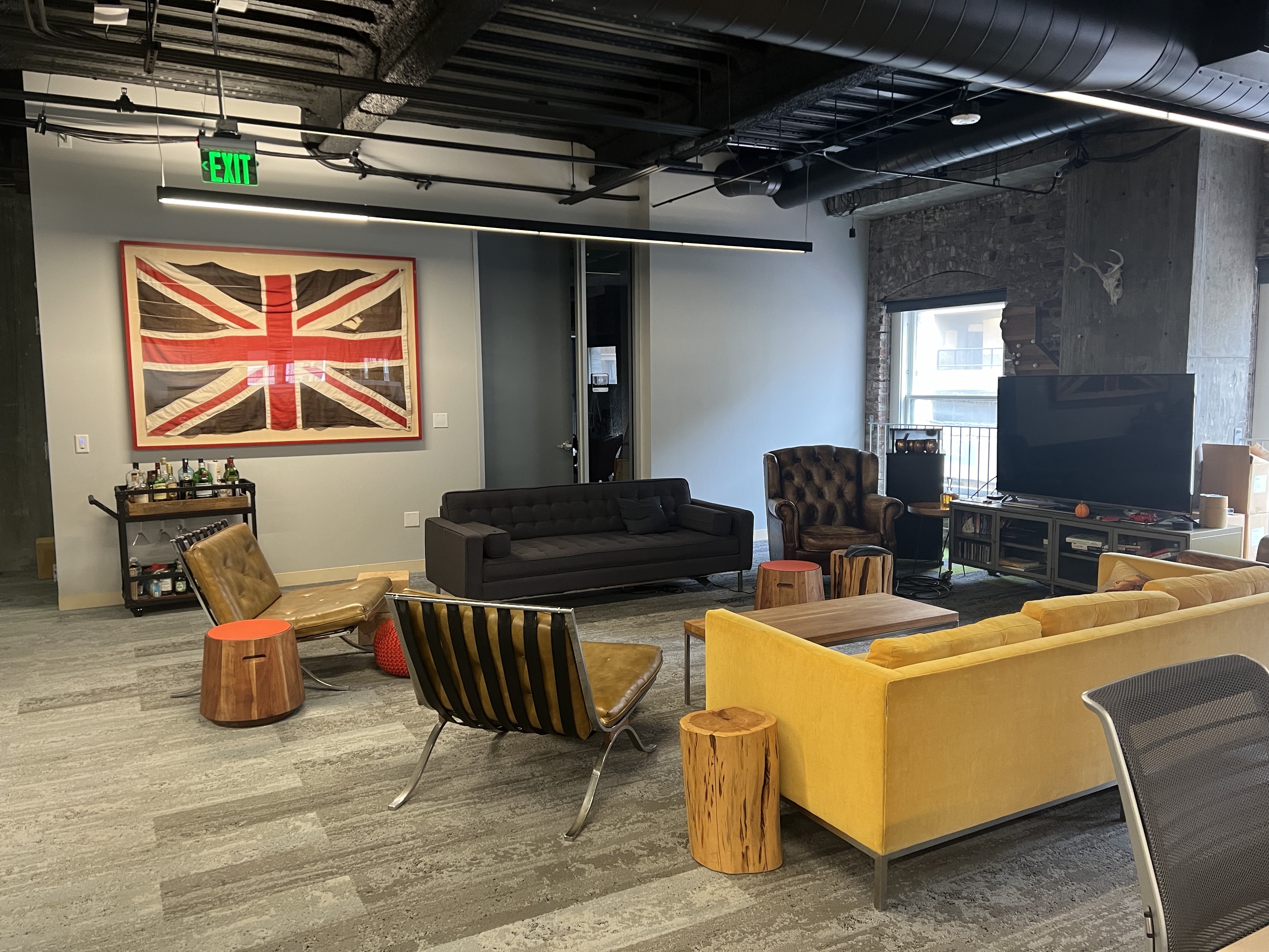 Offices with Plenty of Open Space and Meeting Rooms